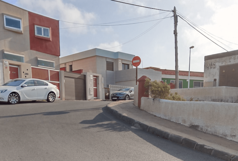 La curva tiene escasa visibilidad y está en bajada / TA